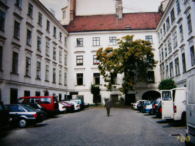 nCQNCc@[z[tiHeiligenkreuzerhofFWien 1, Schoenlaterngasse 5\ Grashofgasse 3j